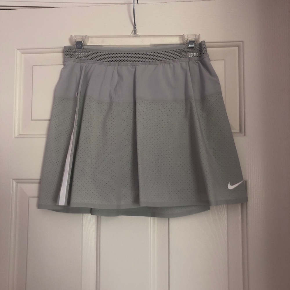 nike light grey tennis skort